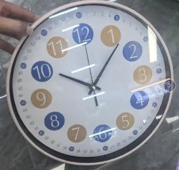 Reloj de Pared Redondo con Números en Círculos de Colores