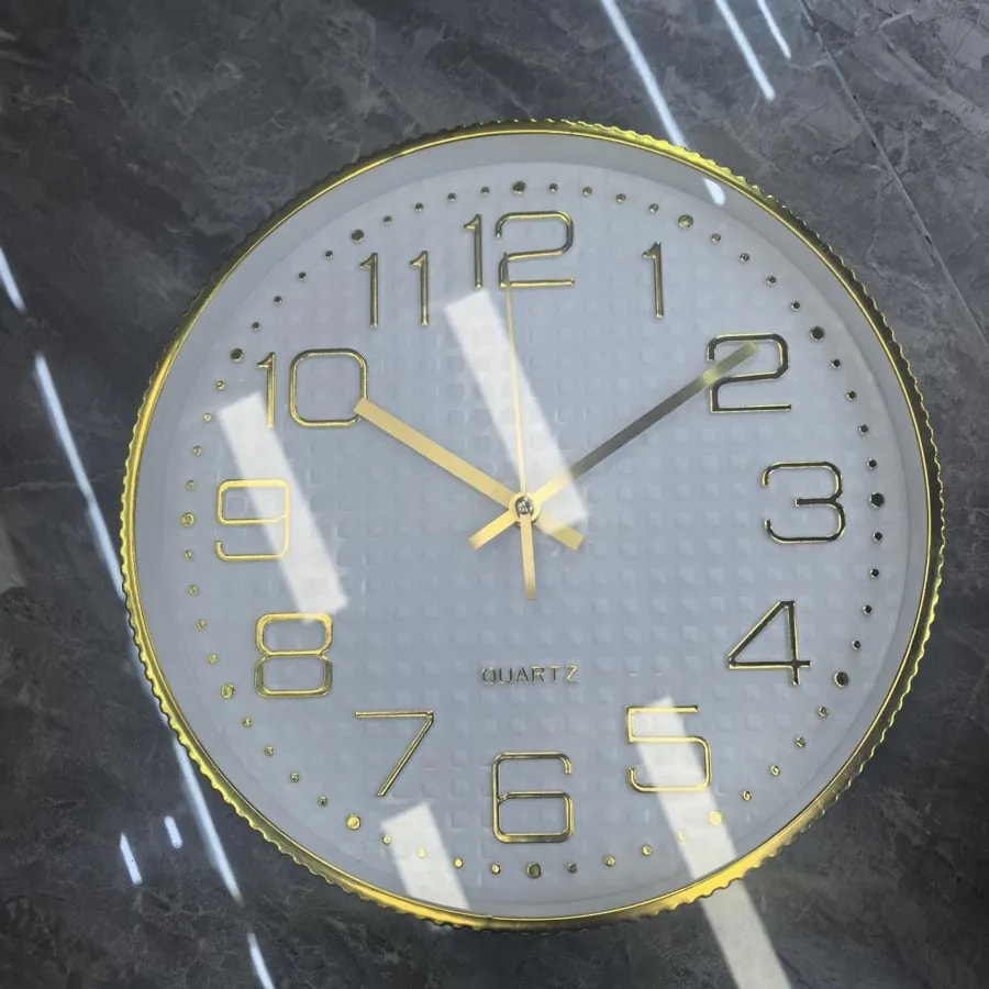Reloj de Pared Redondo Borde Dorado Números en Relieve