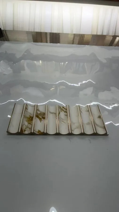 Panel de Pared WPC Ondulado Mármol Blanco y Dorado 24x1.2 cm